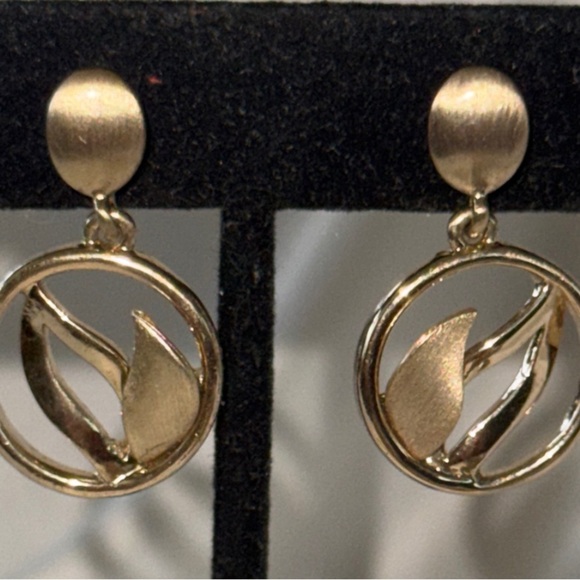 Vintage Chic Brushed & Smooth Gold Tone Open Circle Leaf Design Drop Earrings - Picture 9 of 9